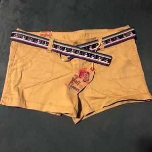 Khaki shorts with anchor belt. Offers welcome